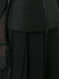 露肩垂褶式礼服