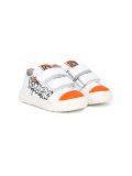logo grafitti sneakers