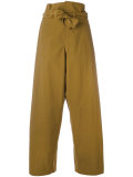 high-waisted pants 