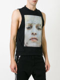 sleeveless face print T-shirt
