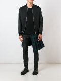 'Skater'搭百褶牛仔裤