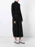 wide-legged cropped trousers