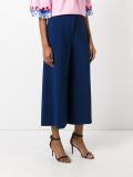 wide-legged cropped trousers