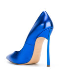 pointed-toe pumped