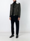 loose-fit jeans 