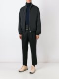 高领拉链夹克
