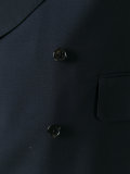 wide lapel single-breasted suit 