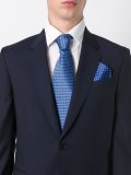 几何印花领带与口袋方巾组