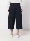 wide-legged cropped trousers