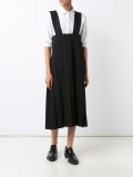百褶吊带半身裙