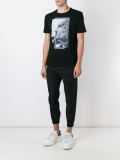 statue print T-shirt