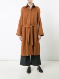 系腰带大衣