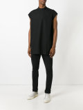 sleeveless T-shirt 