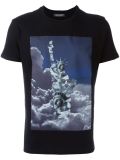 statue print T-shirt