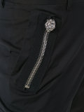 zipped pockets trousers 
