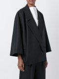 宽衣领夹克