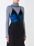 v-neck cropped top