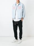 刺绣标志牛仔夹克