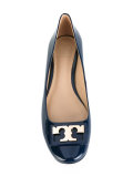 logo plaque pumps