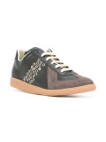 eyelet pattern trainers