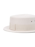 Auguste hat