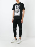 top hat statue print T-shirt