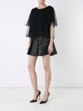 宽松半透明层搭上衣