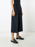 wide-legged cropped trousers